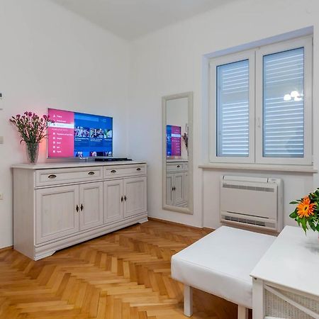 Chic Apartment In Center สปลิท ห้อง รูปภาพ